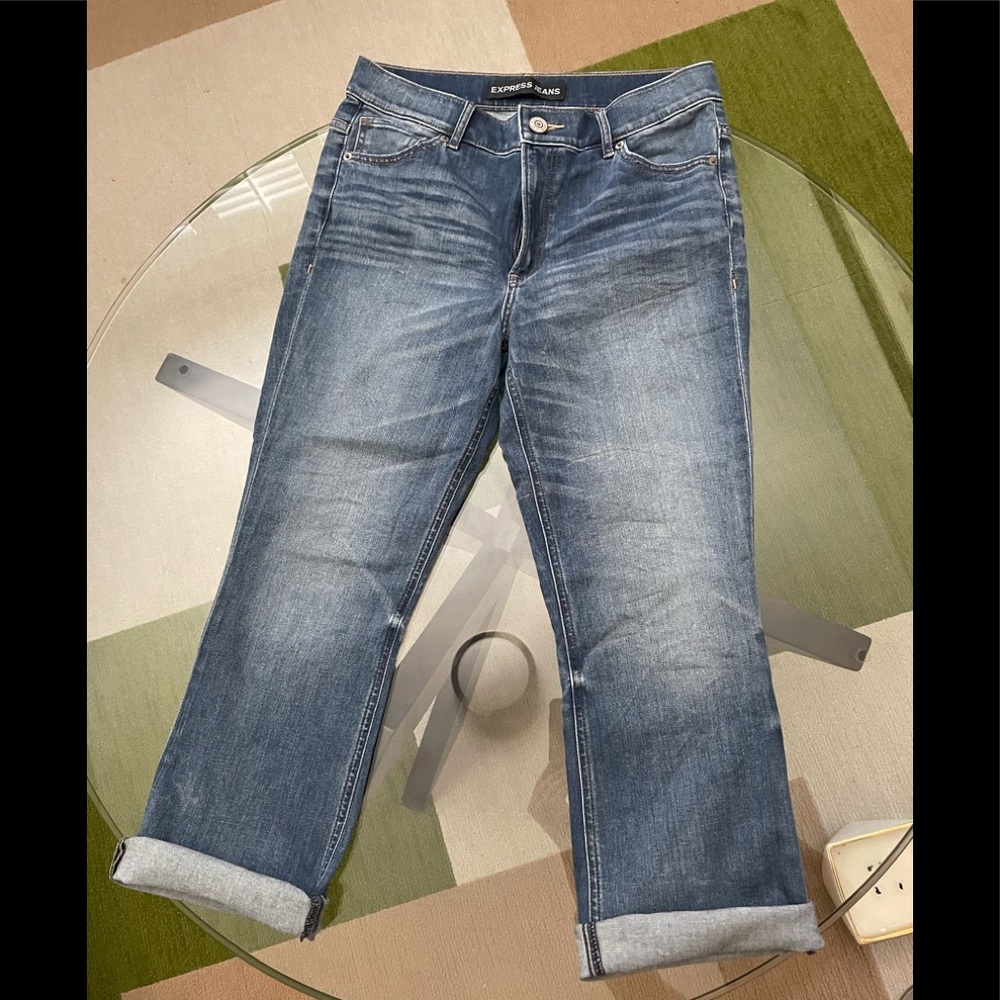 Express cropped jeans. Stretchy material. Size 8. Bell crop high rise.